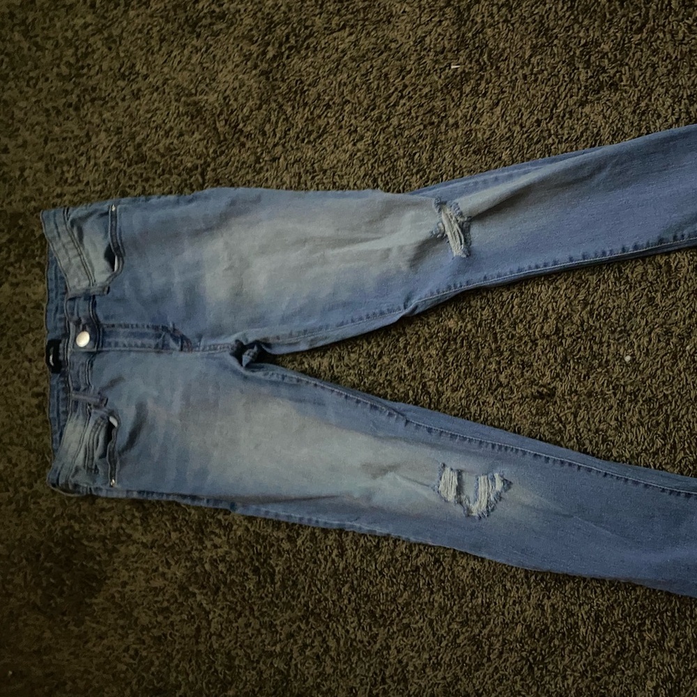 RIPPED JEANS